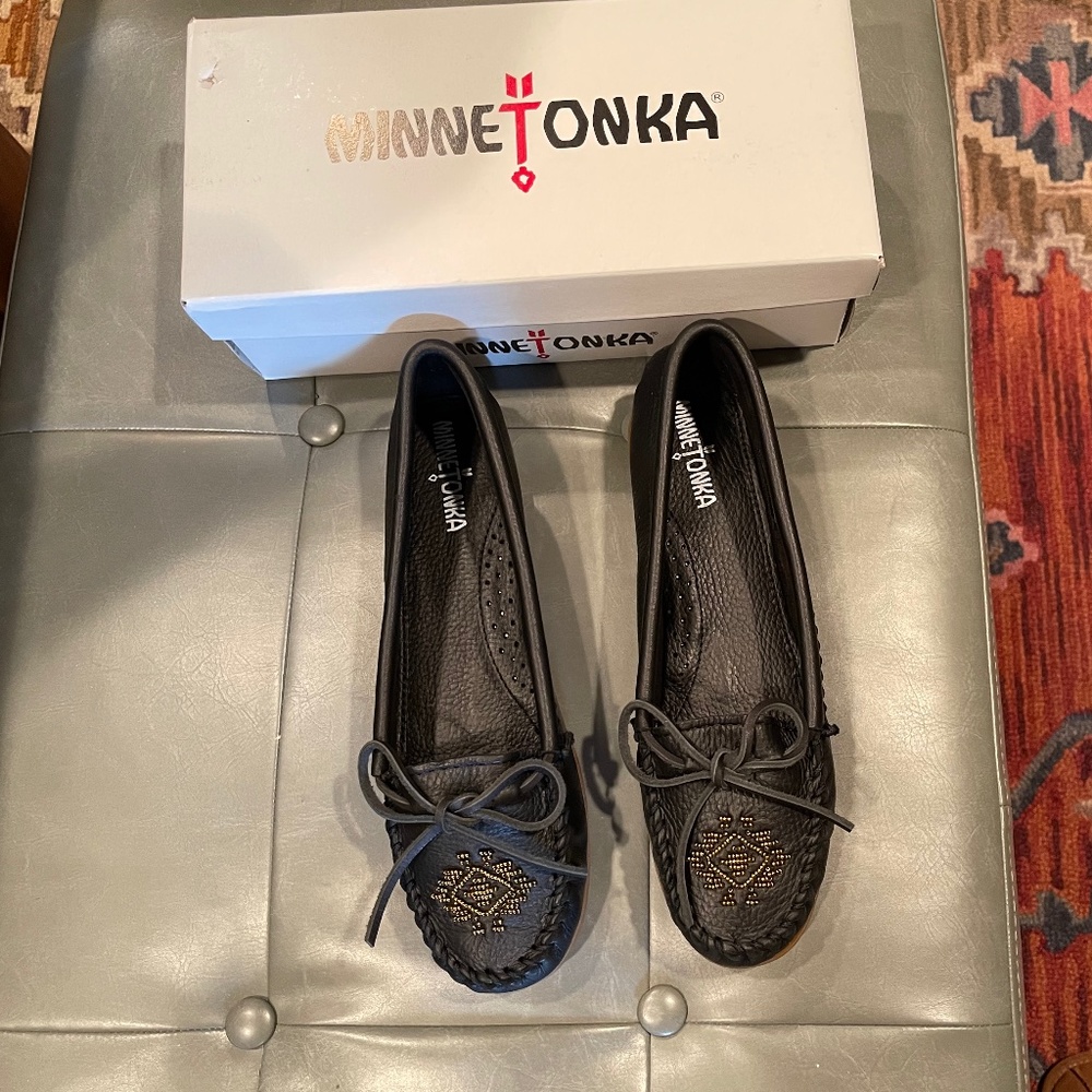 Minne Tonka Women’s Deerskin Beaded Moccasin, New in Box